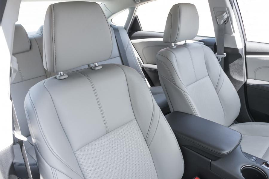 Детали интерьера Toyota Avalon Hybrid 2016 года  (US) (фото 18 из 19)